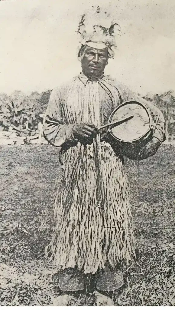indigena-con-tambor